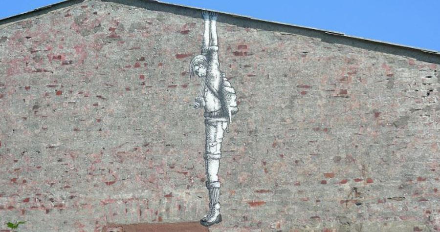 Street art i Bramming - Den hængende turist 